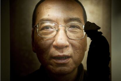 Un hombre pasa delante de un retrato de Liu Xiaobo colgado en una exposición en el Centro para el Nobel de la Paz de Oslo.