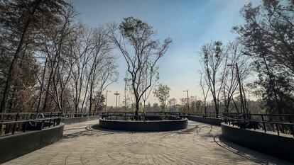 La calzada flotante que une Los Pinos y la segunda sección del Bosque de Chapultepec.