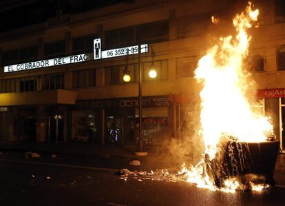 Varios contenedores ardieron en el centro de Valencia donde cientos de personas se manifestaron en apoyo al barrio de Gamonal, de Burgos.