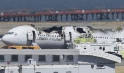 Fotografía tomada el pasado 7 de julio en la que se registró un plano general de los restos del fuselaje del avión Boeing 777 de la aerolínea Asiana Airlines que se accidentó al aterrizar en el Aeropuerto Internacional de San Francisco (EE.UU.) y en el que murieron tres de los 288 pasajeros. EFE/Archivo