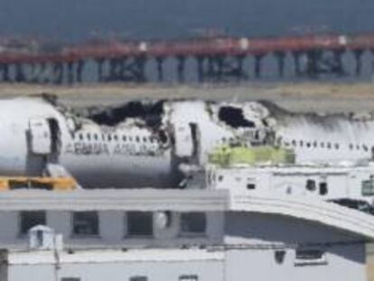 Fotografía tomada el pasado 7 de julio en la que se registró un plano general de los restos del fuselaje del avión Boeing 777 de la aerolínea Asiana Airlines que se accidentó al aterrizar en el Aeropuerto Internacional de San Francisco (EE.UU.) y en el que murieron tres de los 288 pasajeros. EFE/Archivo