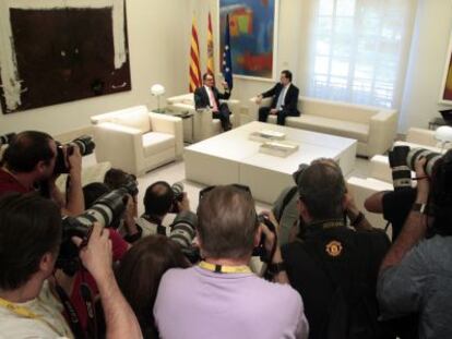 Mariano Rajoy y Artur Mas conversan en un sal&oacute;n de La Moncloa ante los fot&oacute;grafos.