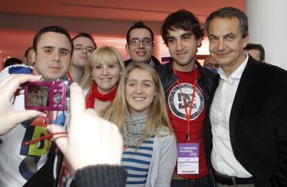 Zapatero se hace una foto con asistentes al 38 Congreso del PSOE.