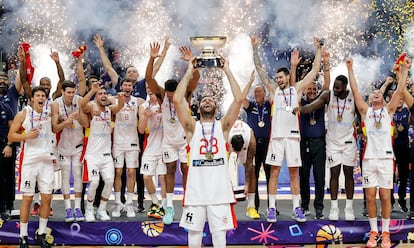 Rudy levanta el trofeo de campeones del Eurobasket 2022.