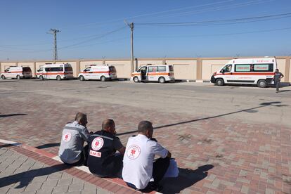 Conductores de ambulancia esperan antes de transportar a palestinos heridos a Egipto desde Gaza, este viernes.  