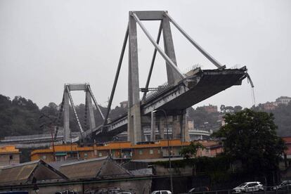 Vista del viaducto Morandi, en Génova, tras derrumbarse una sección de la infraestructura.