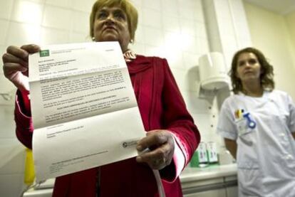 Málaga patient María Teresa González shows her invoice. The Andalusian government will hand out a total of 4,000 such letters.