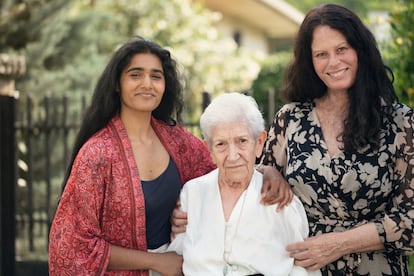 Rocío Martínez (93 años), entre Lucía González (52, a la derecha) y Lucía García-Figueras (24). Entre la madre y la hija contaron la vida de Rocío. El libro fue un aliciente para las tres.