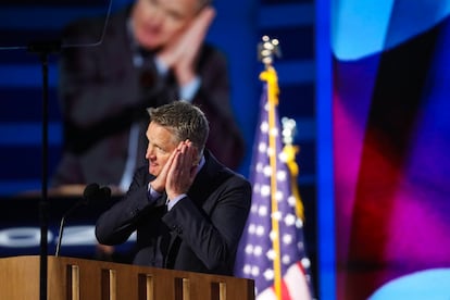 Steve Kerr, at the Democratic convention, imitates the gesture that Stephen Curry usually makes when he achieves a victory.