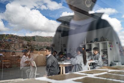 Estudiantes en el salón de arte de la escuela internacional Still I Rise, en Ciudad Bolívar (Bogotá).