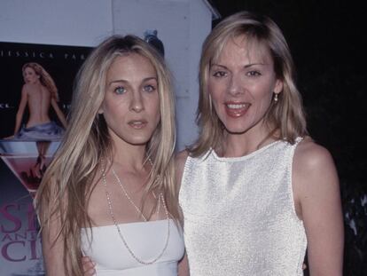 Las actrices Sarah Jessica Parker y, a la derecha, Kim Cattrall en un evento en 1998.