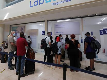 Turistas aplican prueba PCR contra COVID