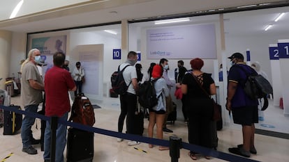 Turistas na fila para fazer um teste de PCR no aeroporto de Cancún.