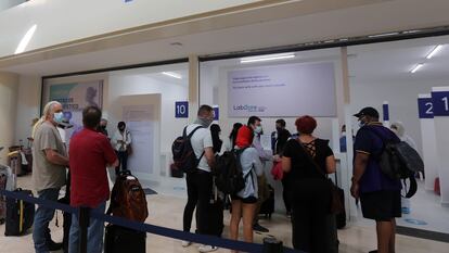 Turistas na fila para fazer um teste de PCR no aeroporto de Cancún.