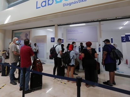 Turistas na fila para fazer um teste de PCR no aeroporto de Cancún.