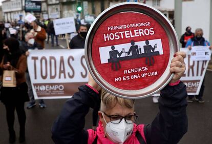 Hosteleros, comerciantes y agencias de viajes gallegas piden en la calle un plan de ayudas.