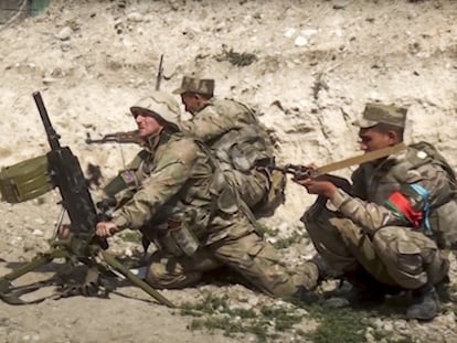 Soldados azeríes disparan desde un mortero a la línea de contacto de la autoproclamada República de Nagorno-Karabaj, el 27 de septiembre de 2020, en una imagen cedida por el Ministerio de Defensa de Azerbaiyán.