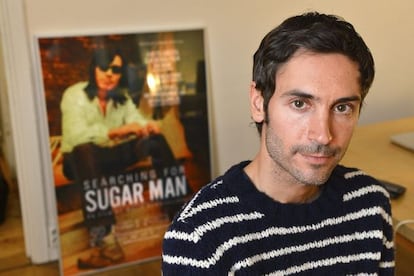 Malik Bendjelloul posa con un cartel de 'Searching for Sugar Man' en 2012.