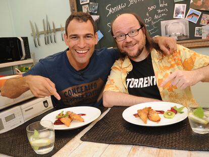 Darío Barrio y Santiago Segura, ante el plato cocinado.