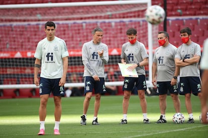 De izquierda a derecha, Morata, Luis Enrique, Jesús Casas, Joaquín Valdés y Aitor Unzue, durante un entrenamiento de la selección española con vistas a la Eurocopa.