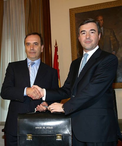 José Antonio Alonso posa con su antecesor en el cargo, el ministro del Interior Ángel Acebes (PP), durante el traspaso de la cartera ministerial, en 2004.