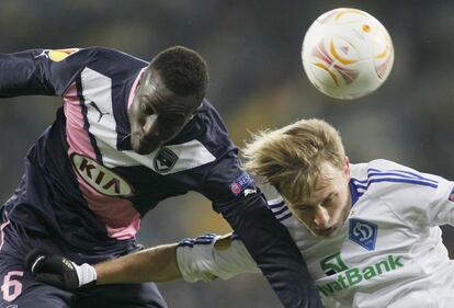 Roman Bezus del Dinamo de Kiev pelea el balón con el jugador del Girondins Burdeos Ludovic Sane.