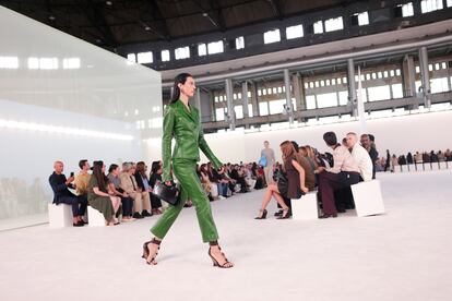 Ferragamo cambia el rojo, marca de la casa florentina, por trajes en piel de un verde profundo en la colección presentada en la semana de la moda de Milán.
