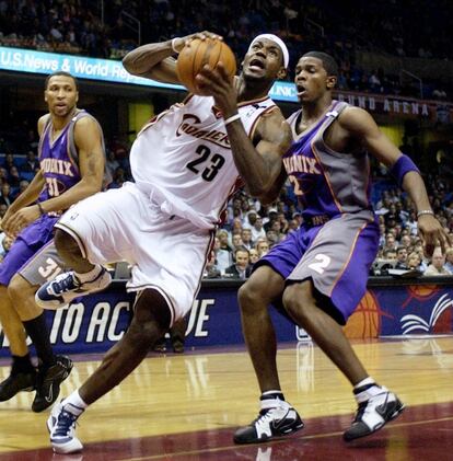 Lebron se dispone a lanzar entre Marion y Johnson, de los Suns, en 2004.