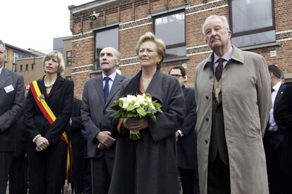 La reina Paola y el rey Alberto de Bélgica, durante el minuto de silencio por las víctimas del accidente de autobús.