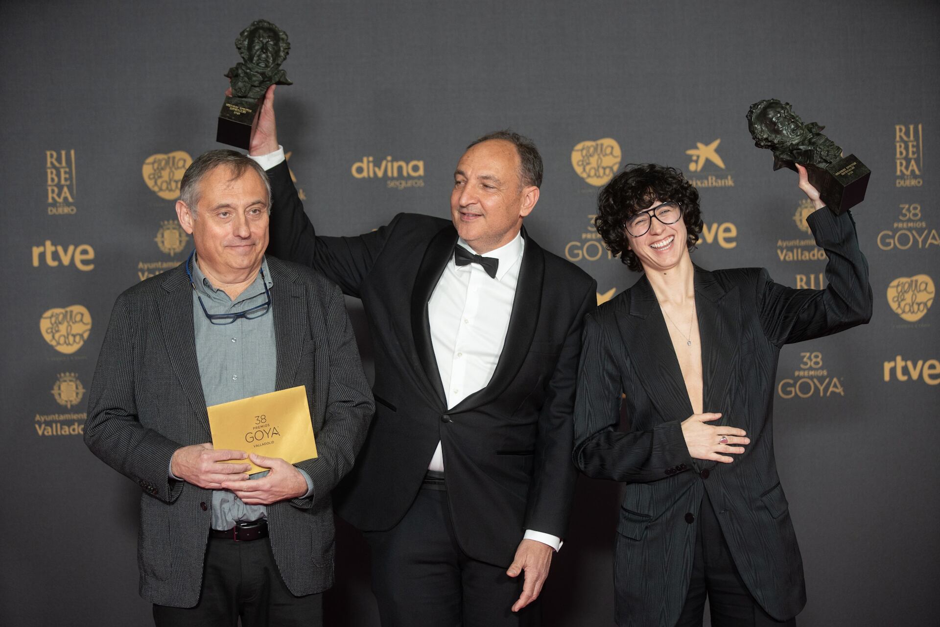 Pau Costa, Félix Bergés y Laura Pedro posan con el premio a los mejores efectos especiales por 'La sociedad de la nieve'.