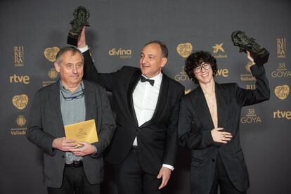 Pau Costa, Félix Bergés y Laura Pedro posan con el premio a los mejores efectos especiales por 'La sociedad de la nieve'.