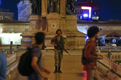 Militars turcs a la plaça Taksim, la principal d'Estambul.