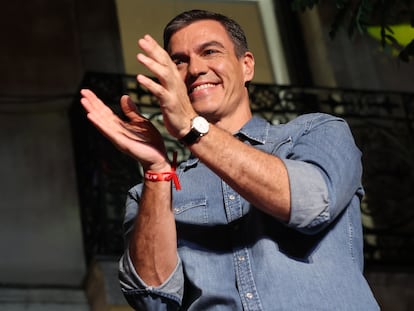 Pedro Sánchez celebra los resultados electorales en la sede del PSOE, en Madrid.