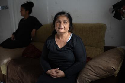 Mari Cruz Jiménez posa junto a la ventana de su bajo en el barrio de Las Viudas.