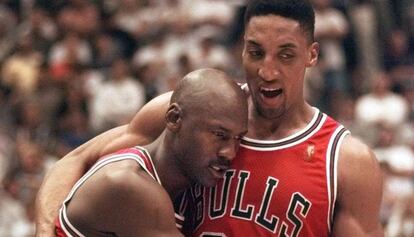 Michael Jordan es recolza en Scottie Pippen en el cinquè partit de les finals del 1997.