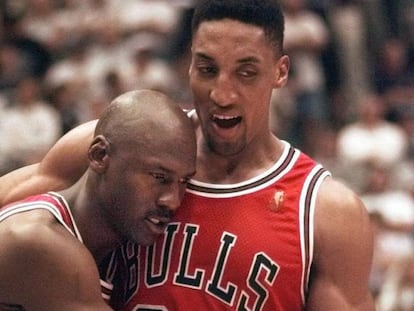 Michael Jordan es recolza en Scottie Pippen en el cinquè partit de les finals del 1997.