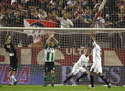Luis Fabiano y Kanouté celebran el primer gol del Sevilla mientran Ricardo y Rivas reclaman mano del delantero brasileño.