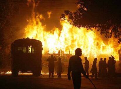 Disturbios en Karachi anoche tras el asesinato de Benazir Bhutto.