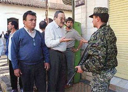 Un soldado impedía ayer a varias personas acceder al Congreso en Asunción para manifestarse.