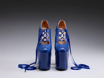Los zapatos de plataforma de Vivienne Westwood con los que Naomi Campbell se resbaló en un desfile en 1993.