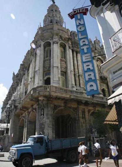 Fachada del hotel Inglaterra en La Habana en 2006.