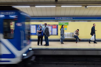 Un tren llega a la estación de Metro de Nueva Numancia, este miércoles.