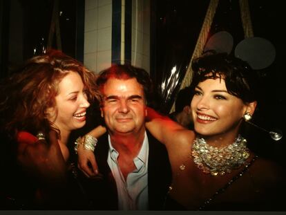 Patrick Demarchelier con las modelos Christy Turlington y Linda Evangelista en París en 1990.