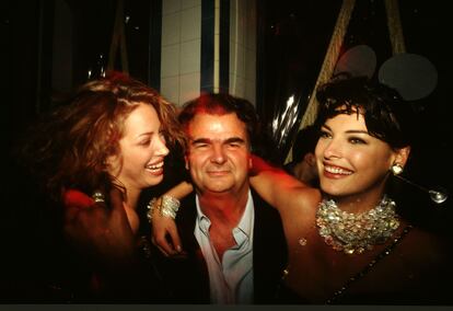 Patrick Demarchelier con las modelos Christy Turlington y Linda Evangelista en París en 1990.