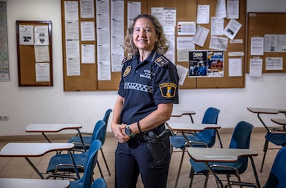 In the image, Commissioner Estefanía Navarrete at the Patraix Local Police.