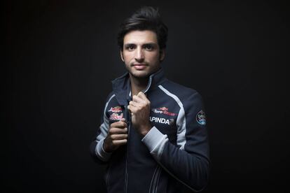 Carlos Sainz posa antes de la entrevista.