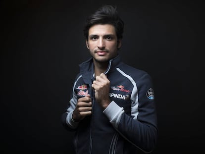 Carlos Sainz posa antes de la entrevista.