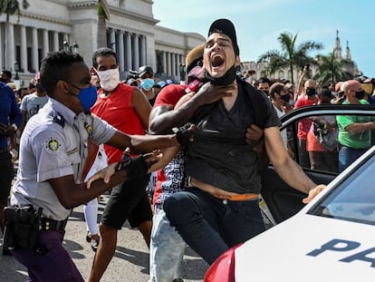 Un hombre es arrestado en La Habana el 11 de julio, tras participar en una protesta contra el Gobierno.