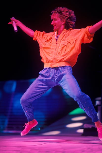 Neón. Combinando, como solo era posible en los ochenta, naranja, morado y rosa flúor, durante una de sus actuaciones en el neoyorquino Madison Square Garden (1984).