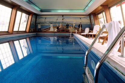 La piscina del hotel Le Bristol, en París, simula la proa de un barco.